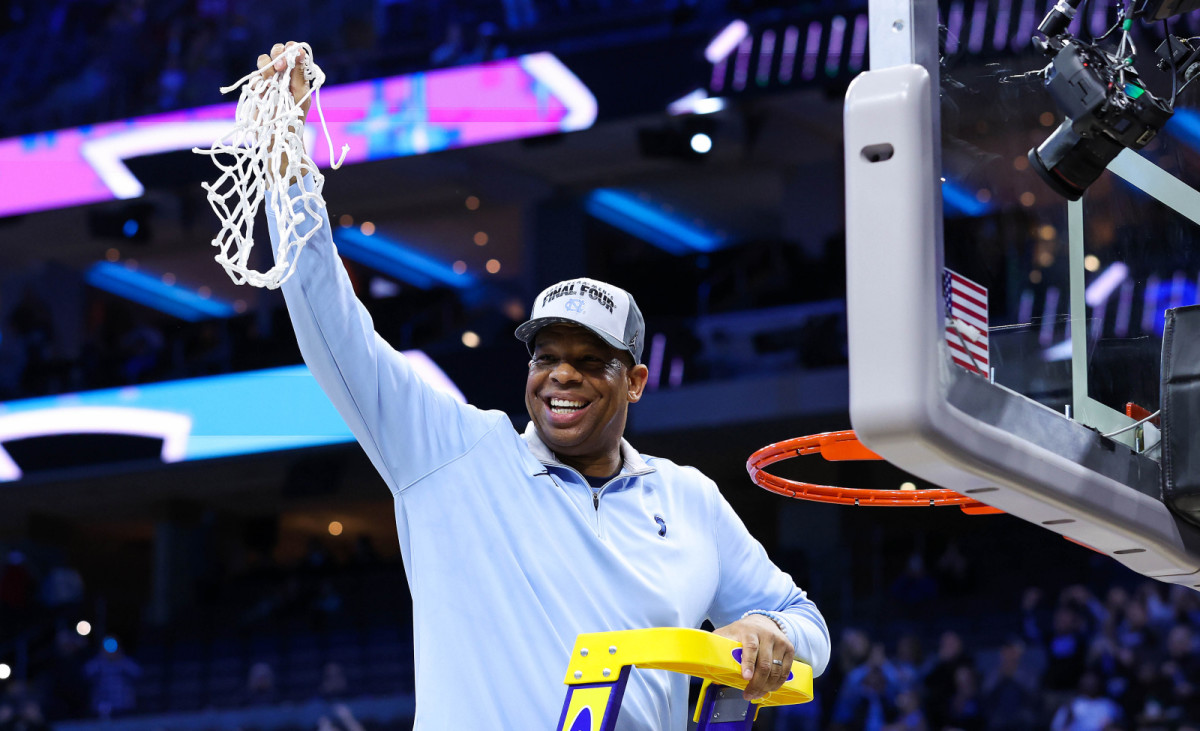 Hubert Davis cuts down the nets as North Carolina heads to the Final Four.