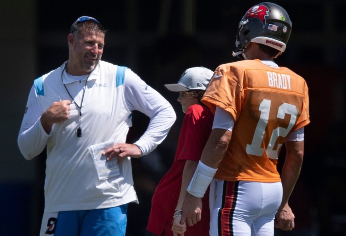 Tennessee Titans head coach Mike Vrabel talks the Tampa Bay Buccaneers quarterback Tom Brady (12) and his son Jack after a joint training camp practice at AdventHealth Training Center Thursday, Aug. 19, 2021 in Tampa, Fla.