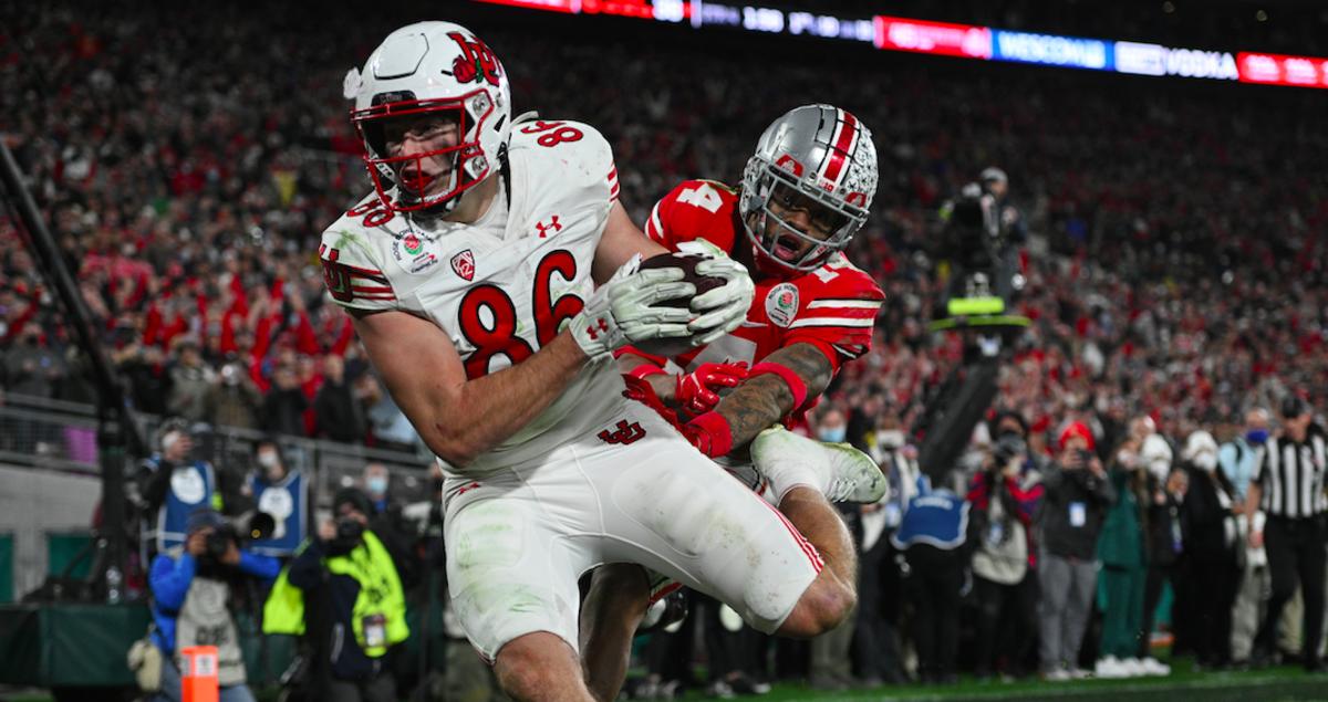 USA; Utah Utes tight end Dalton Kincaid (86) makes a catch for a touchdown against Ohio State Buckeyes safety Ronnie Hickman (14) in the fourth quarter during the 2022 Rose Bowl college football game at the Rose Bowl.