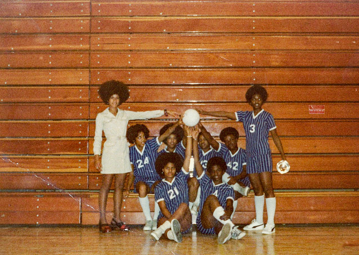 C Vivian Stringer and the Cheyney State volleyball team