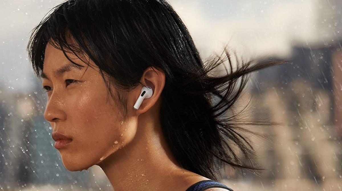 mus eller rotte Beregn til stede Apple Watch and AirPods: Which Models Can You Get Wet? - Sports Illustrated