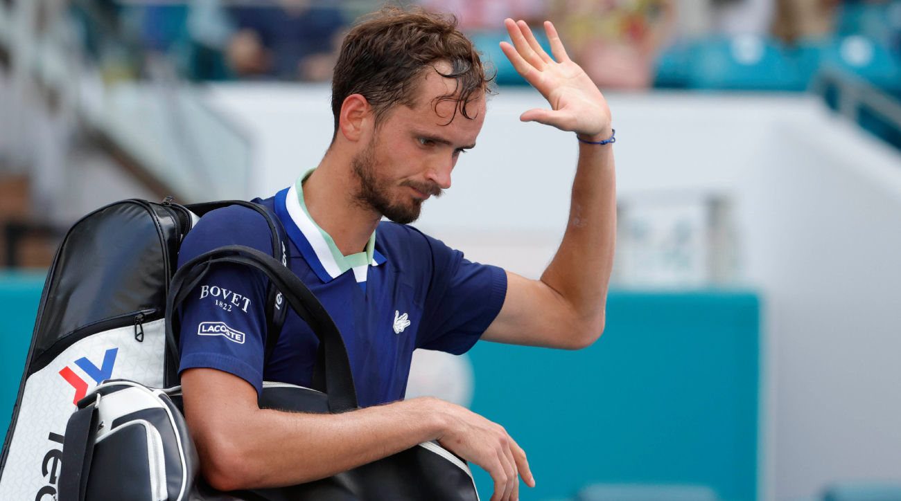 Daniil Medvedev undergoes procedure, will miss 1-2 months due to hernia