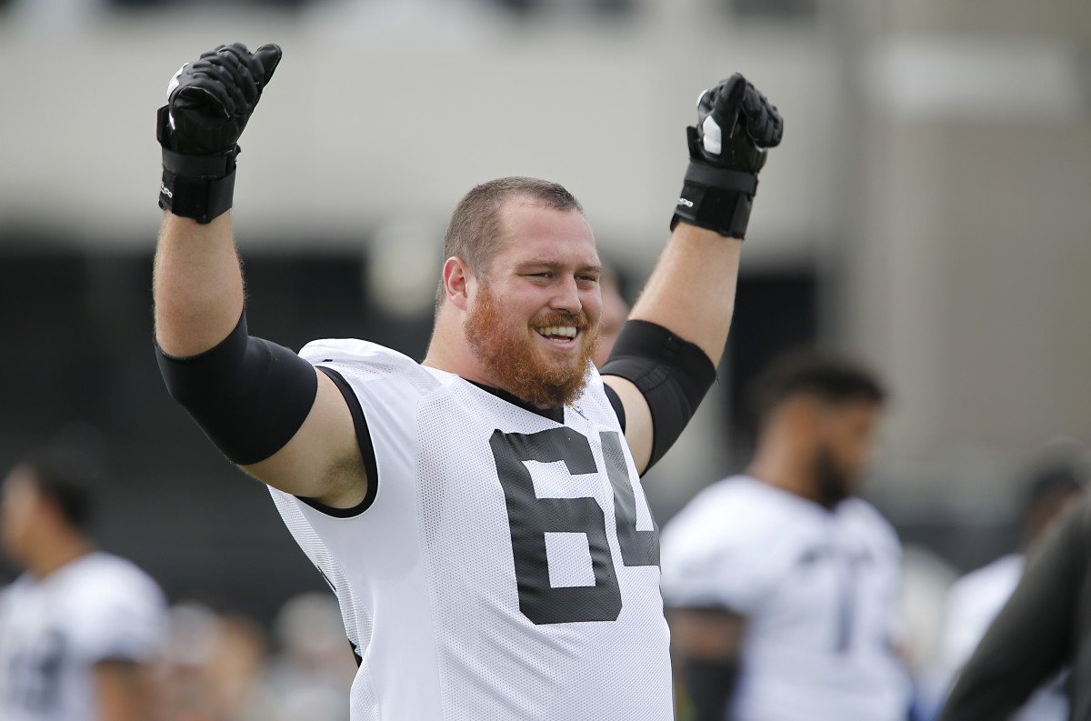 Where do Chris Reed and Jesse Davis rank in the Vikings' right guard competition? Sports