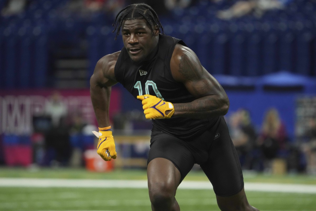 Mar 5, 2022; Indianapolis, IN, USA; Louisiana State linebacker Damone Clark (LB10) goes through drills during the 2022 NFL Scouting Combine at Lucas Oil Stadium.