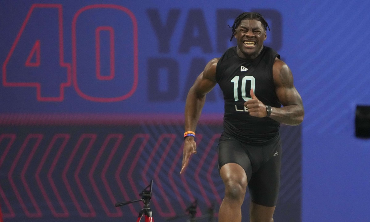 Mar 5, 2022; Indianapolis, IN, USA; Louisiana State linebacker Damone Clark (LB10) runs the 40-yard dash during the 2022 NFL Scouting Combine at Lucas Oil Stadium.