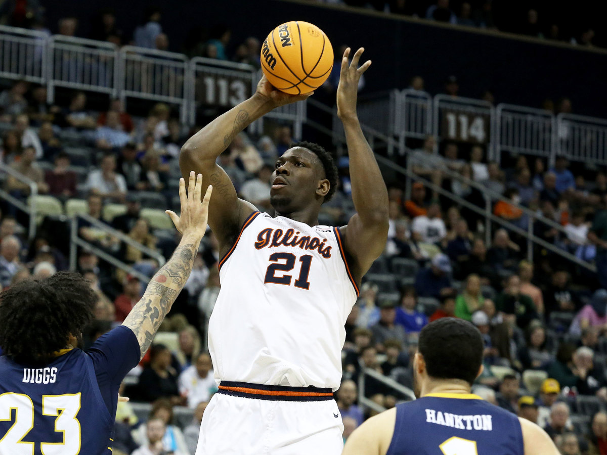 Illinois’s Kofi Cockburn shoots