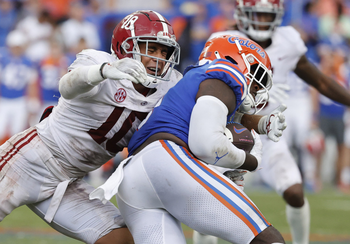 Alabama Crimson Tide linebacker Henry To'oTo'o (10) tackles Florida Gators tight end Keon Zipperer (9) during the second half at Ben Hill Griffin Stadium