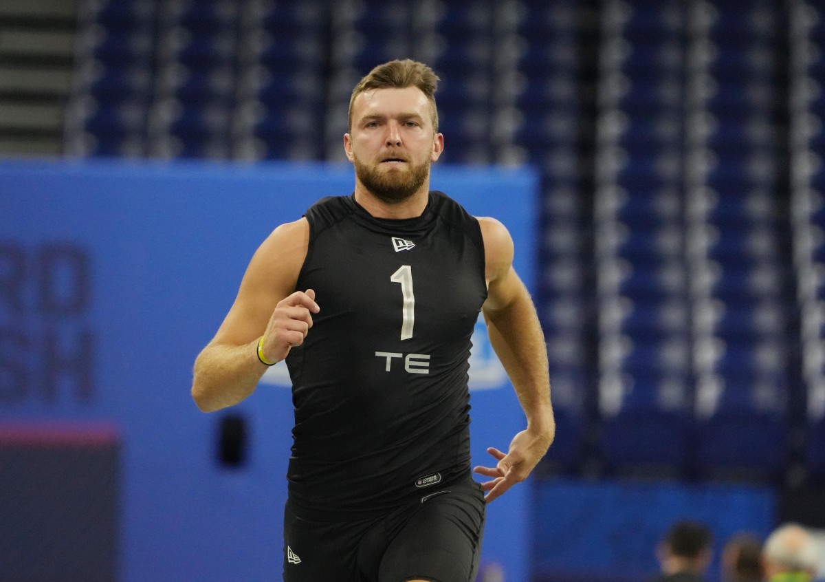 Mar 3, 2022; Indianapolis, IN, USA; Nebraska tight end Austin Allen (TE01) runs the 40-yard dash during the 2022 NFL Scouting Combine at Lucas Oil Stadium.