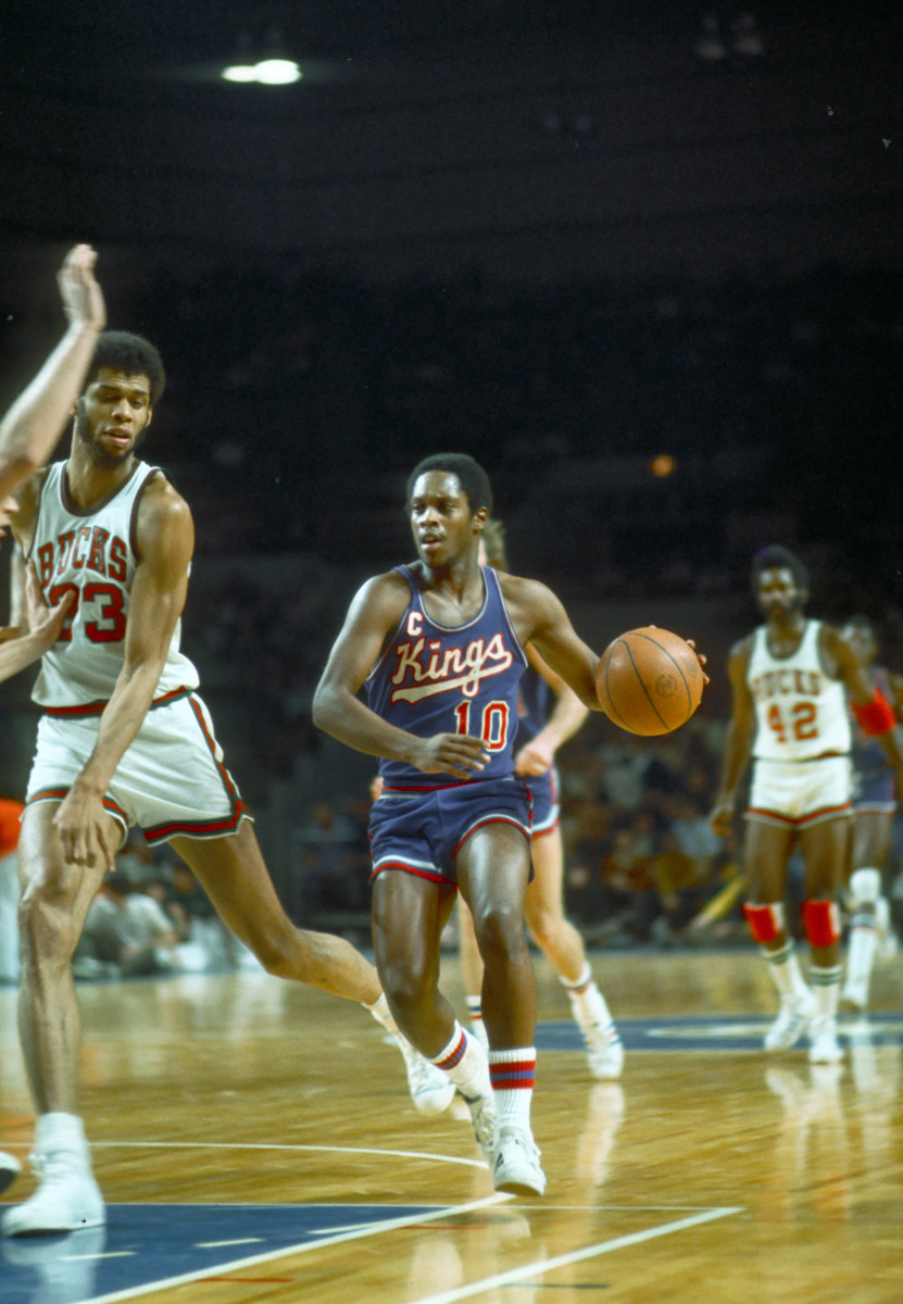 Jan 1974; Milwaukee, WI, USA; Nate"Tiny" Archibald of the Kansas City Kings in action against the Milwaukee Bucks during the 1973-74 season.
