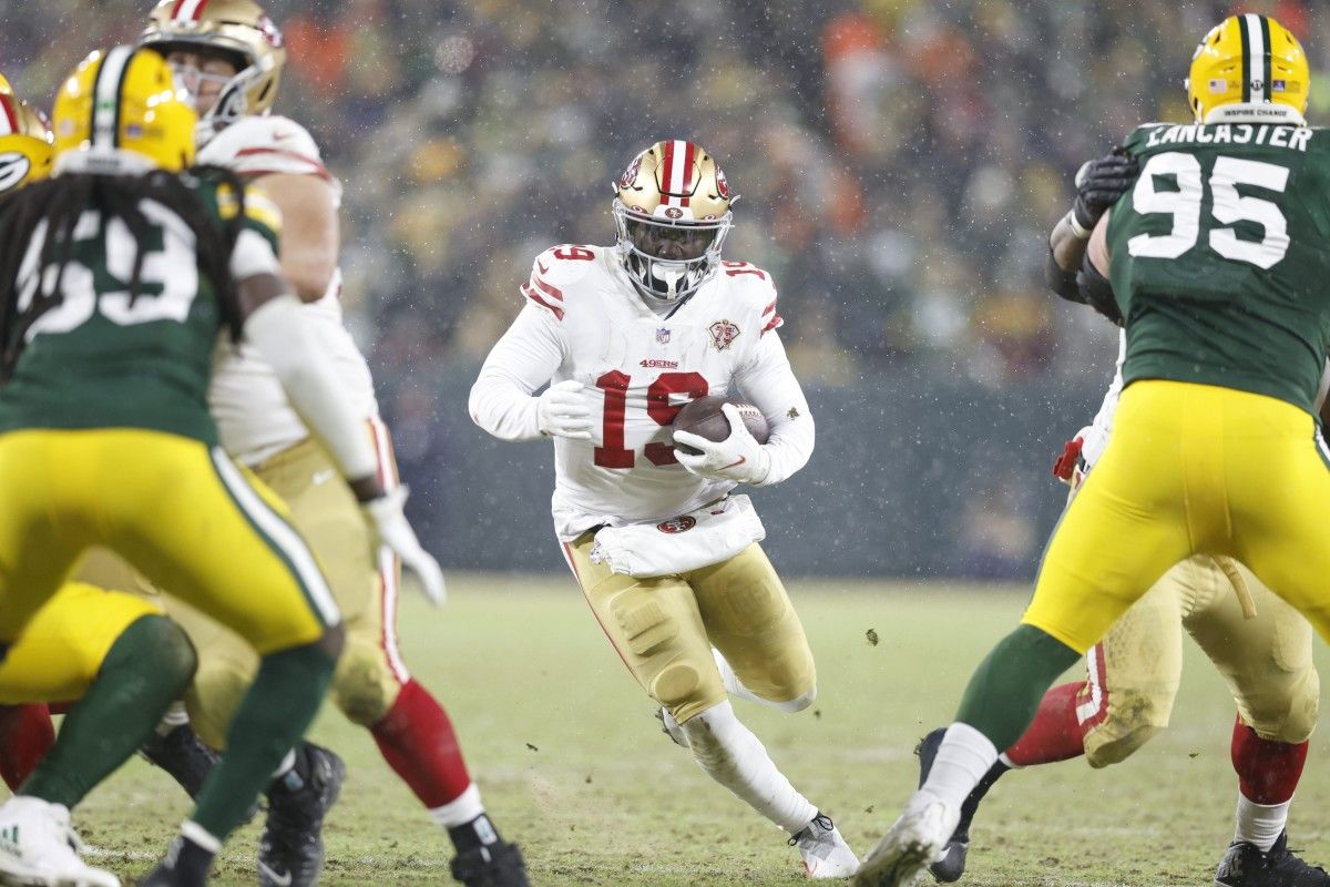 San Francisco 49ers WR Deebo Samuel runs after catch