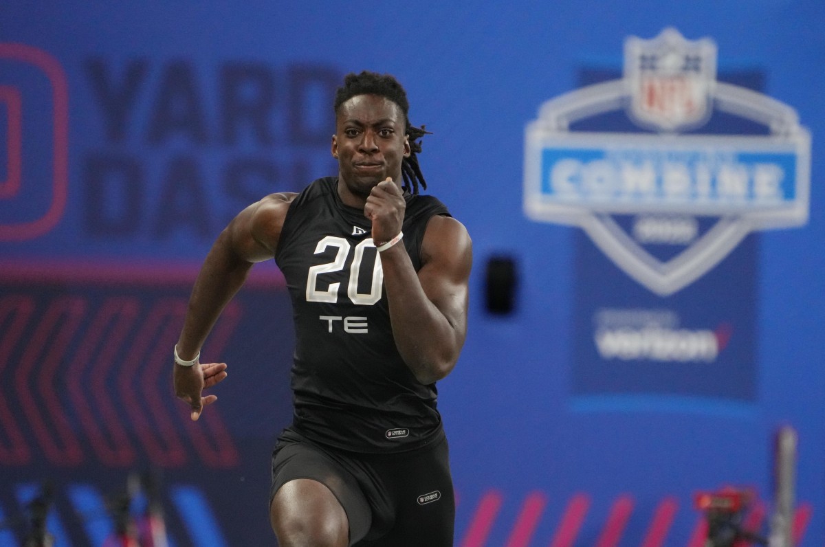Mar 3, 2022; Indianapolis, IN, USA; Virginia tight end Jelani Woods (TE20) runs the 40-yard dash during the 2022 NFL Scouting Combine at Lucas Oil Stadium.