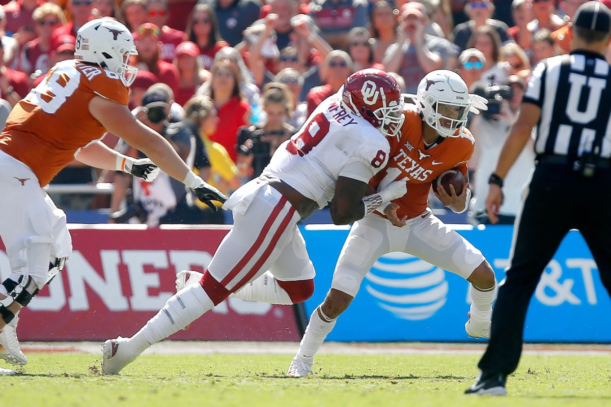Oklahoma DT Perrion Winfrey makes tackle