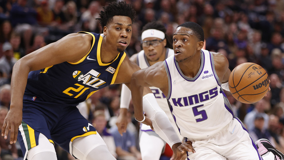 Sacramento Kings guard De'Aaron Fox (5) drives against Utah Jazz center Hassan Whiteside.