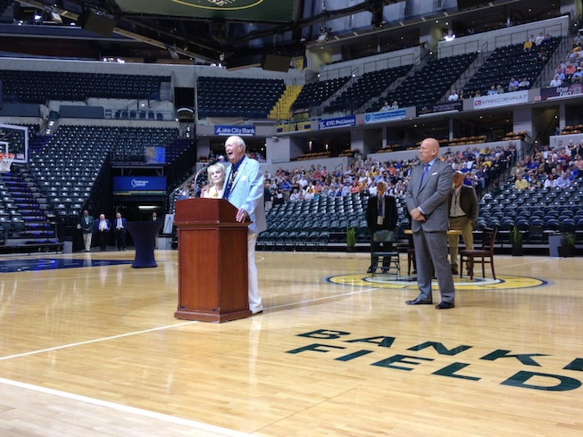 Indiana basketball legend Slick Leonard passed away one year ago. Here he is speaking in front of a large gathering for the debut of a documentary on his life.