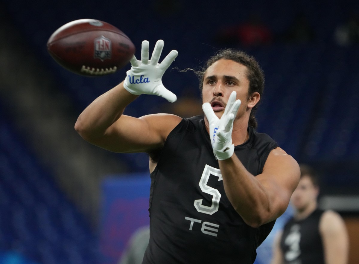 Mar 3, 2022; Indianapolis, IN, USA; UCLA tight end Greg Dulcich (TE05) goes through drills during the 2022 NFL Scouting Combine at Lucas Oil Stadium. Mandatory Credit: Kirby Lee-USA TODAY Sports