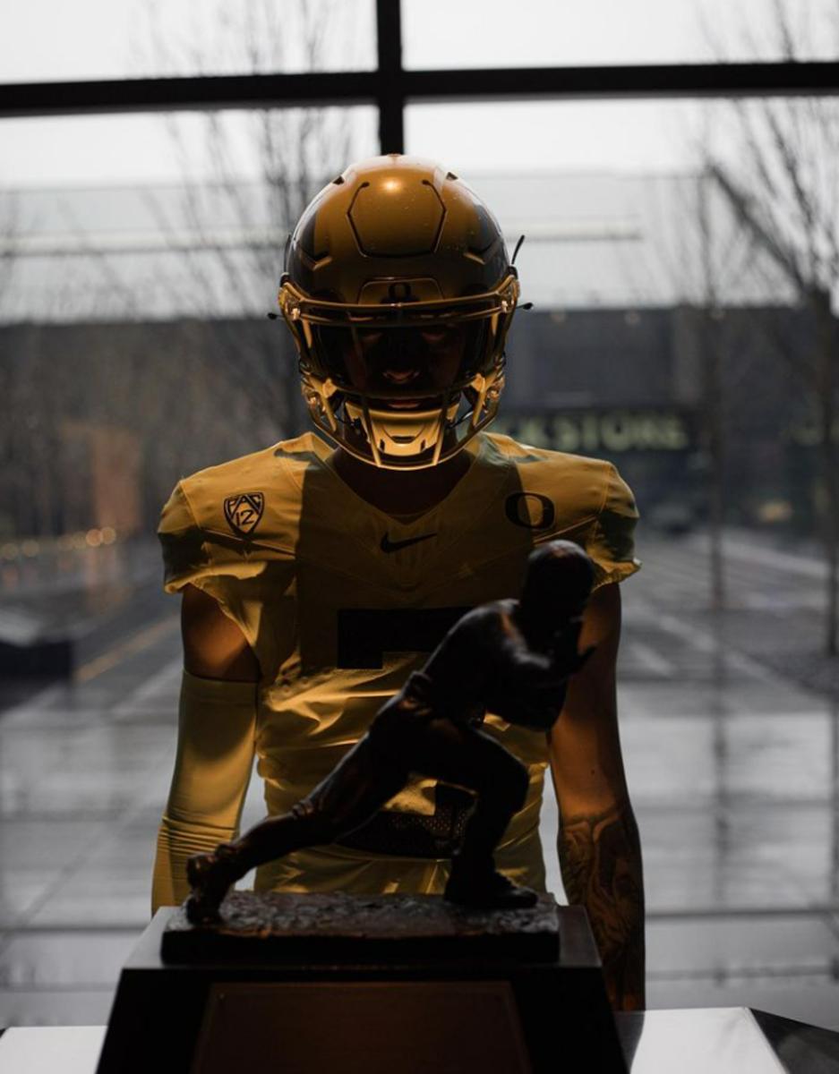 kyler-kasper-oregon-visit-heisman-trophy