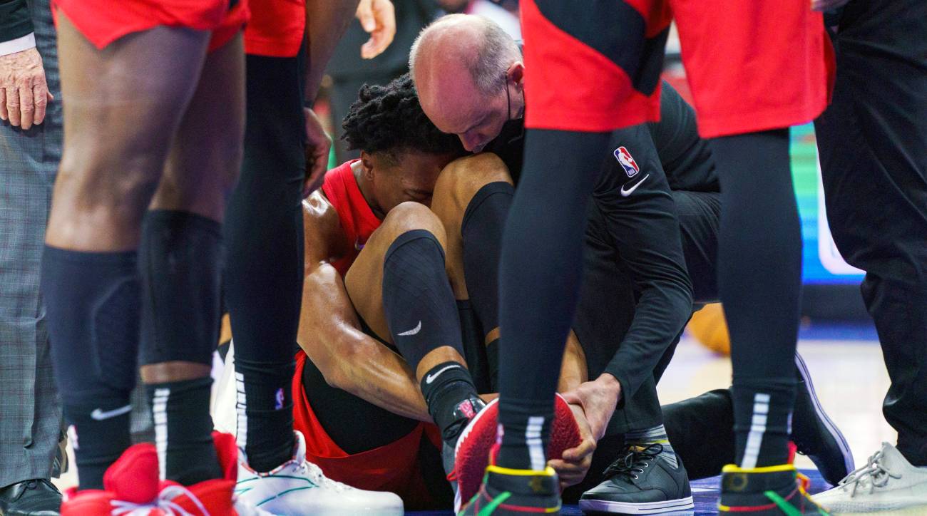 Toronto Raptors rookie forward Scottie Barnes leaves Game 1 loss in  Philadelphia because of ankle sprain - ESPN