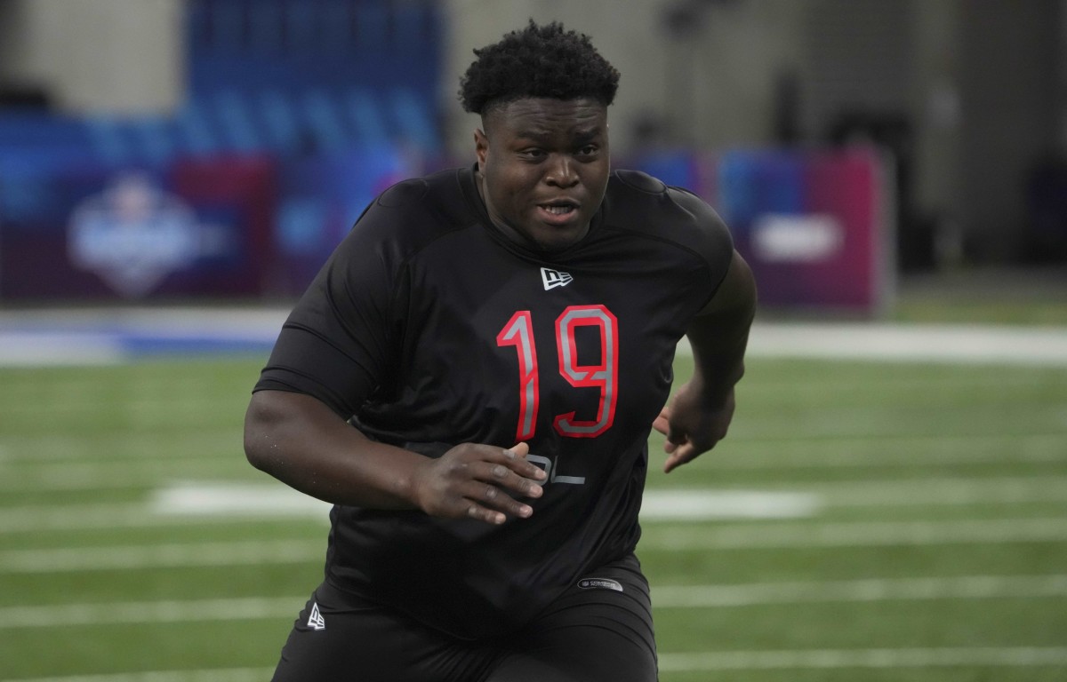 Mar 5, 2022; Indianapolis, IN, USA; UCLA defensive lineman Otito Ogbonnia (DL19) goes through drills during the 2022 NFL Scouting Combine at Lucas Oil Stadium.