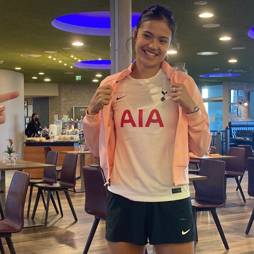 raducanu-in-spurs-jersey.webp