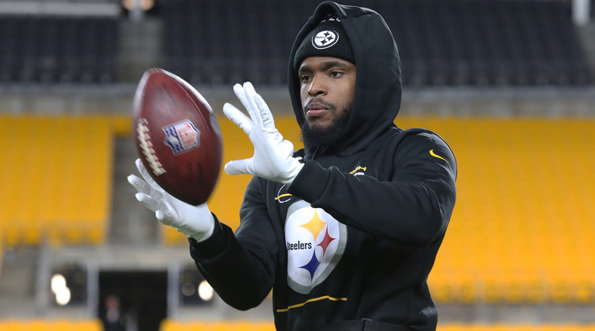 Diontae Johnson warming up with the Steelers.