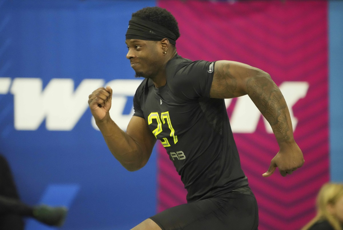 Mar 4, 2022; Indianapolis, IN, USA; Alabama running back Brian Robinson (RB27) runs the 40-yard dash during the 2022 NFL Scouting Combine at Lucas Oil Stadium.