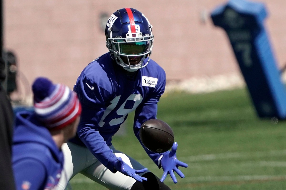 New York Giants wide receiver Kenny Golladay (19) makes a catch during voluntary minicamp at the Quest Diagnostics Training Center in East Rutherford on Wednesday, April 20, 2022.