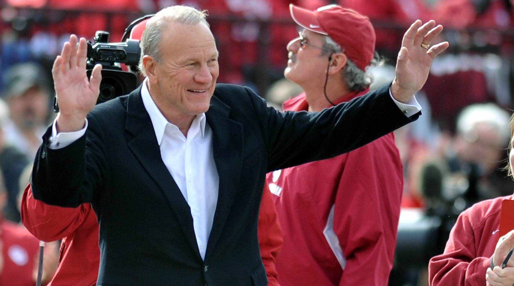 Barry Switzer announces Oklahoma NIL collective for Sooner athletes