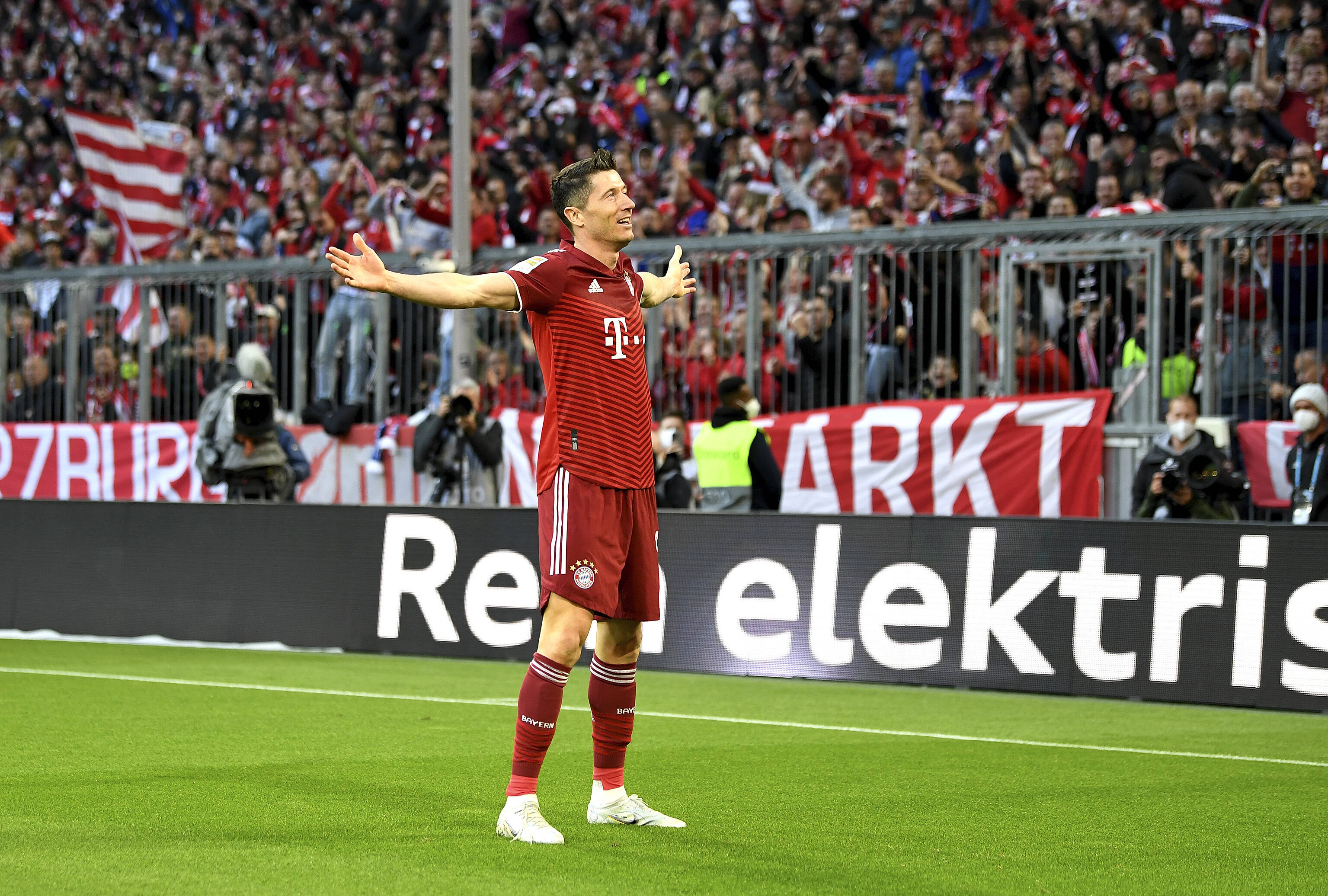 Robert Lewandowski celebrates scoring against Dortmund on the day that Bayern Munich won the 2021/22 Bundesliga title