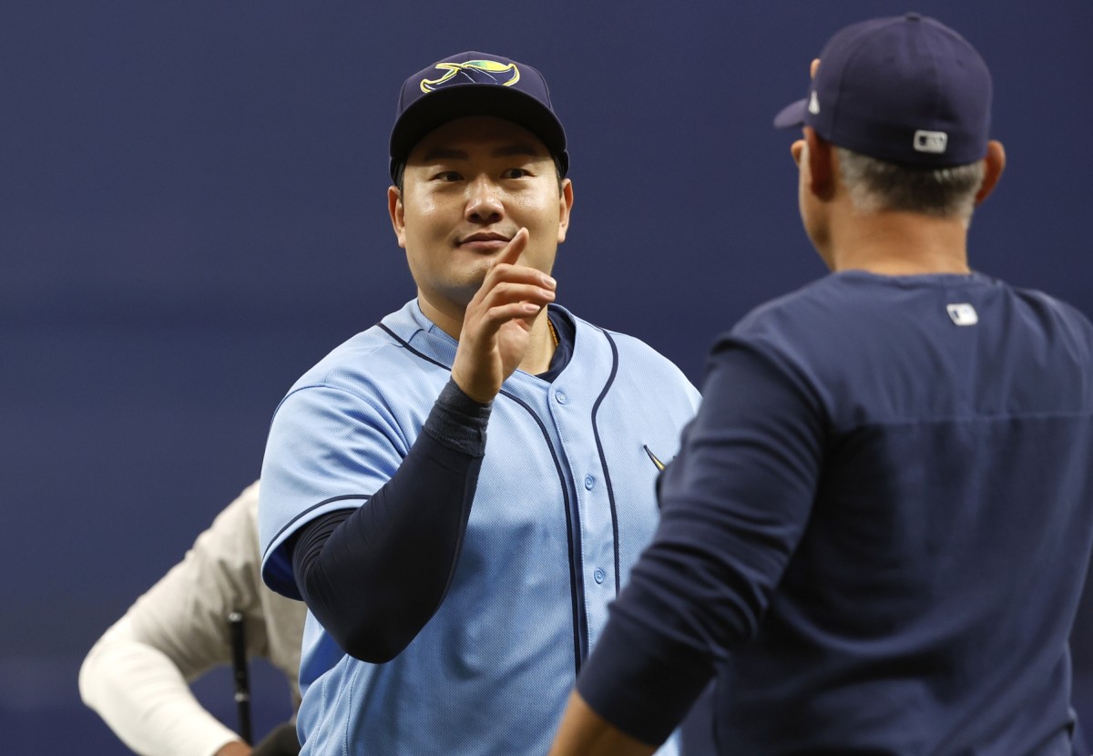 Tampa Bay's Ji-Man Choi (26) and manager Kevin Cash (16) high five as they beat the Boston Red Sox at Tropicana Field. (Kim Klement-USA TODAY Sports)