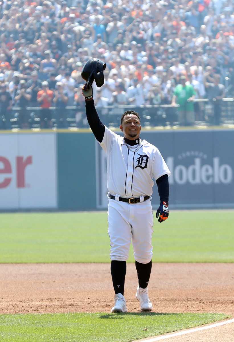 A well deserved round of applause for Miguel Cabrera after hit No. 3,000.