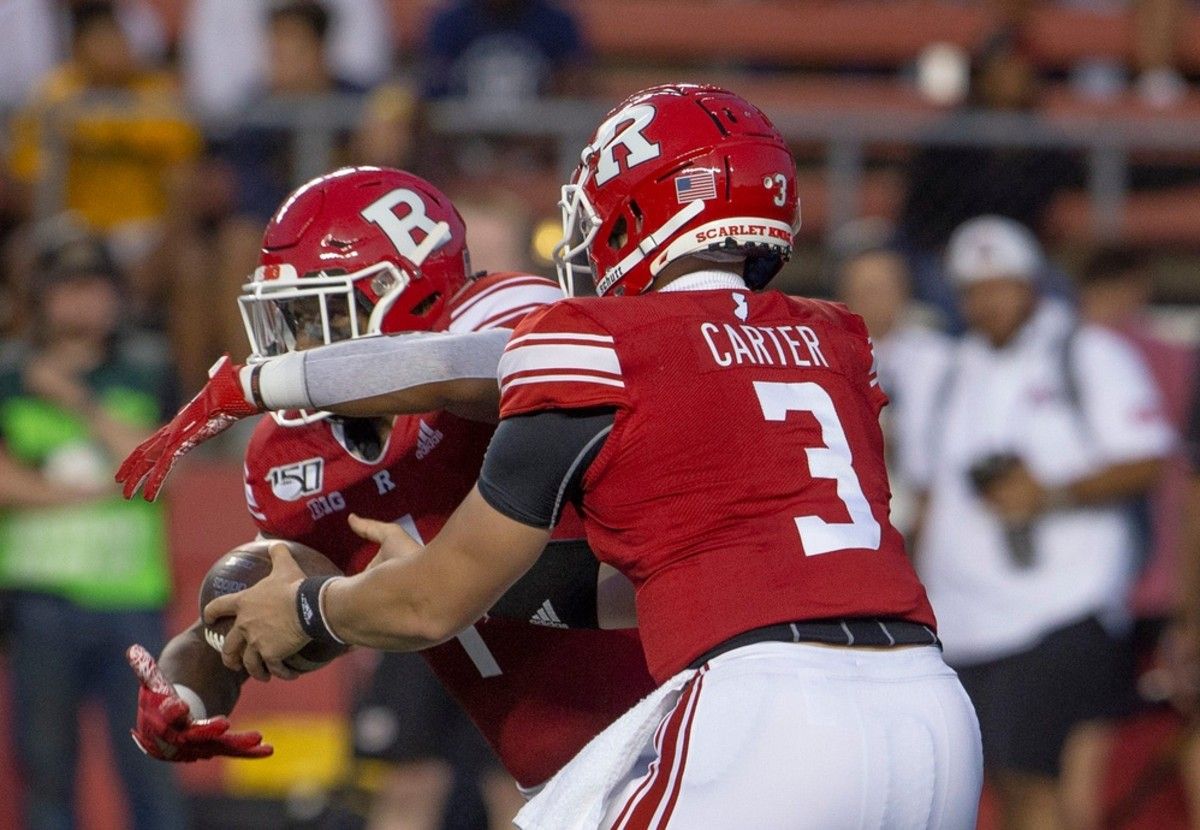 Rutgers quarterback McLane Carter hands off to Isaiah Pacheco. Rutgers-UMass football season opener at SHI Stadium in Piscataway on August 30, 2019.