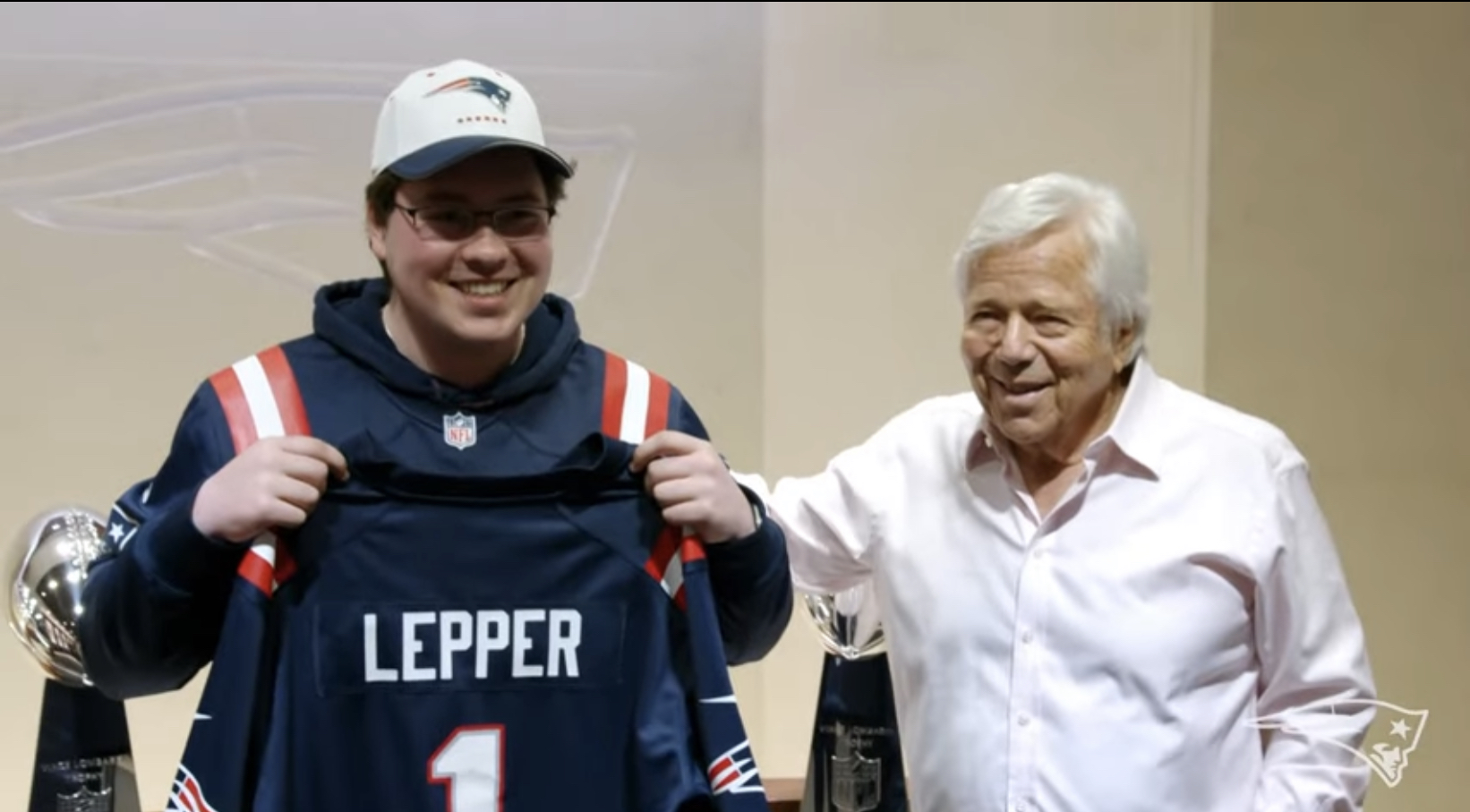Wunsch wird wahr: Krebspatient kündigt Patriots Draft Pick an