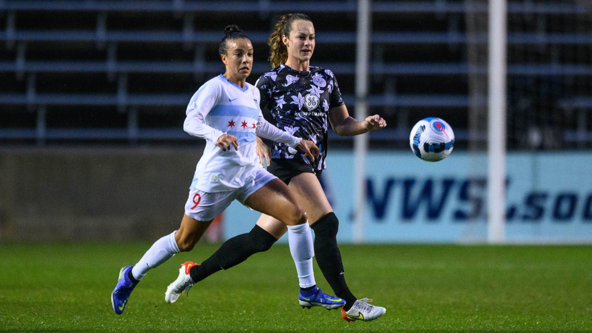 Jaelin Howell runs with Mal Pugh in the NWSL Challenge Cup