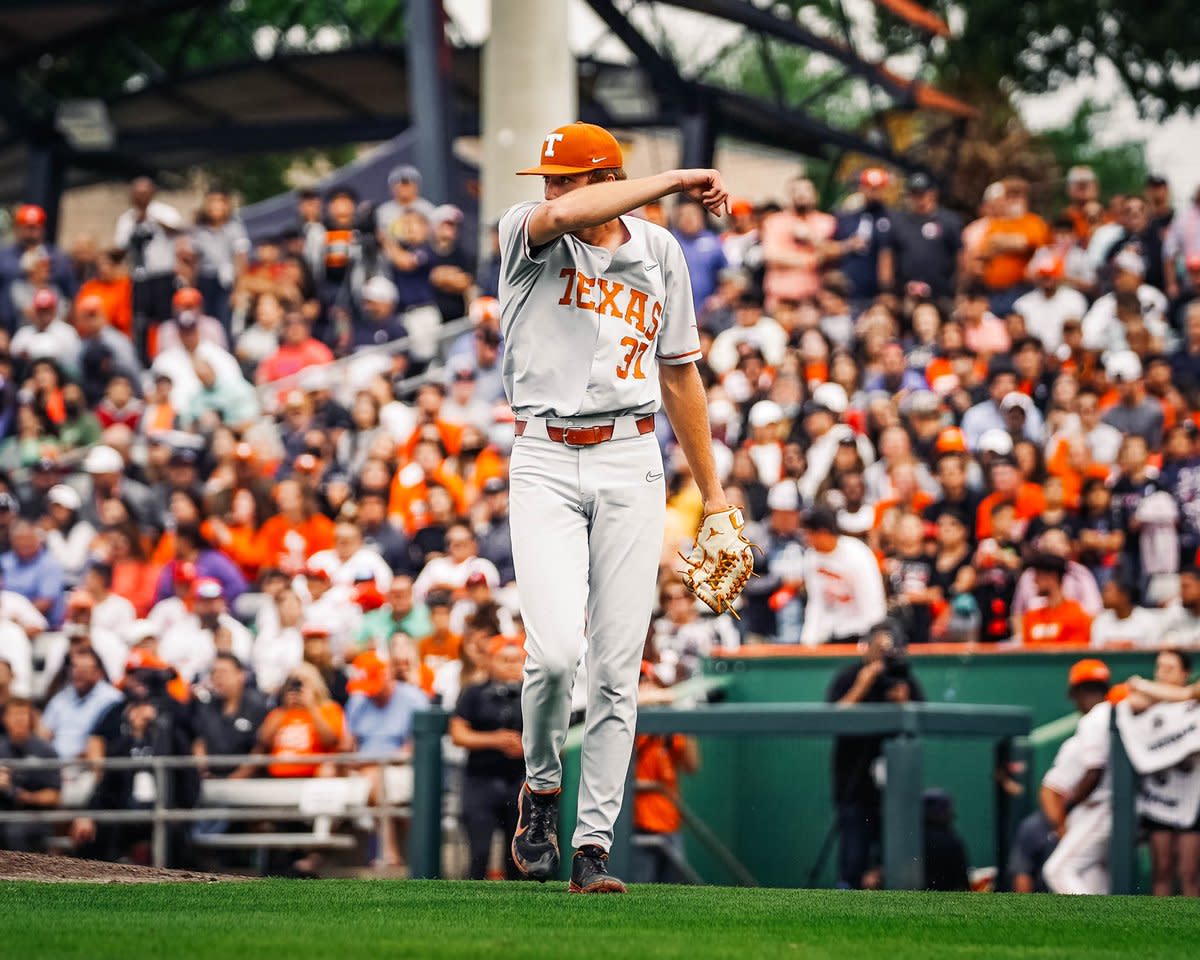 No. 10 Texas Sweeps Season Series Over UTRGV With 72 Victory Sports