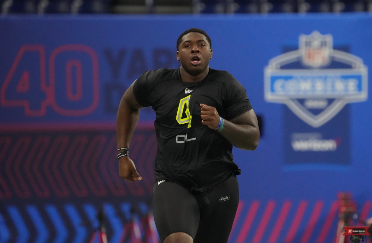 Mar 4, 2022; Indianapolis, IN, USA; UTSA offensive lineman Spencer Burford (OL04) runs the 40-yard dash during the 2022 NFL Scouting Combine at Lucas Oil Stadium. Mandatory Credit: Kirby Lee-USA TODAY Sports