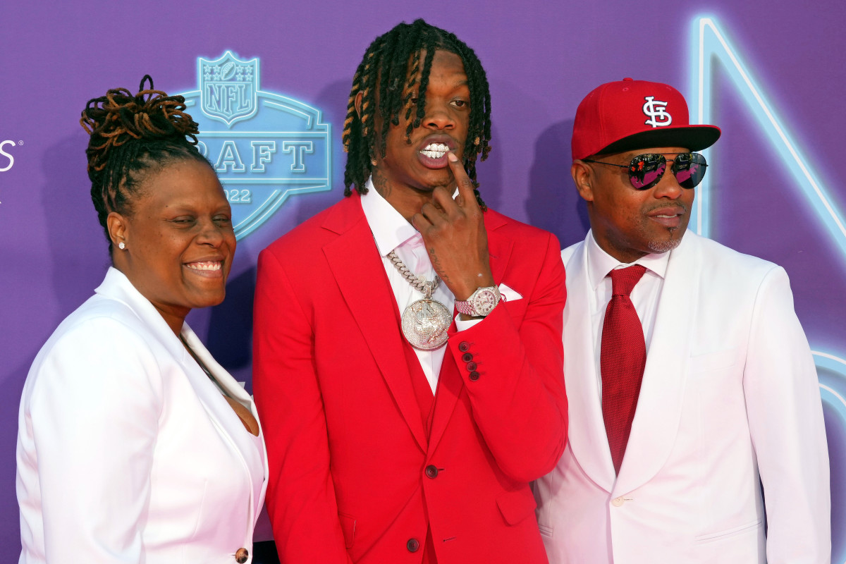 Alabama wide receiver Jameson Williams with his father James Williams and mother Tianna Swinney on the red carpet at the Fountains of Bellagio before the first round of the 2022 NFL Draft. Mandatory Credit