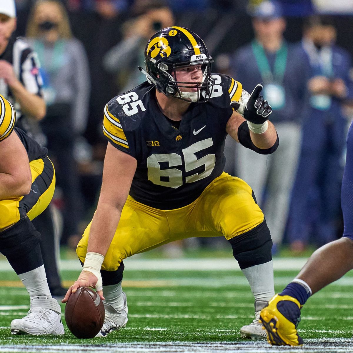 Tyler Linderbaum should start at center for Ravens as a rookie.