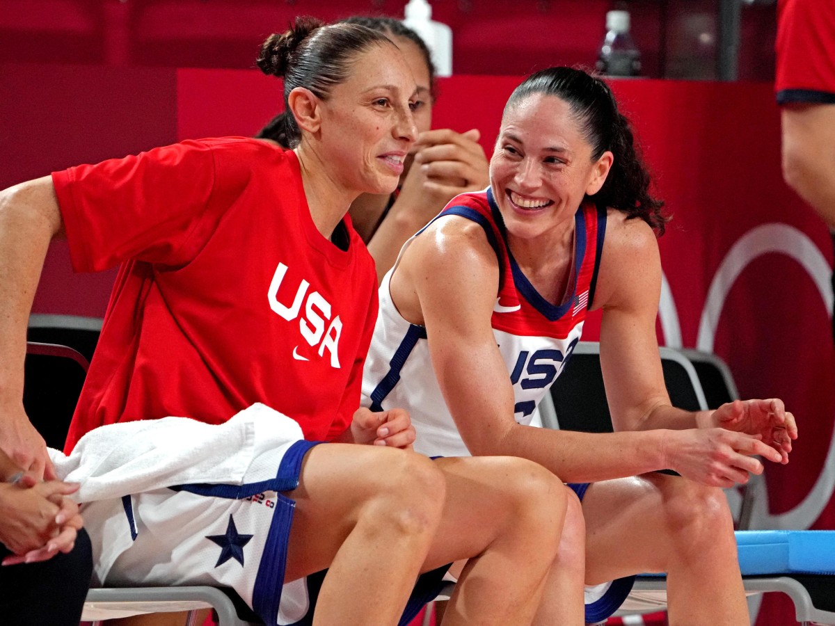 Sue Bird en Diana Torassi hebben een hilarische uitwisseling in het midden van het spel