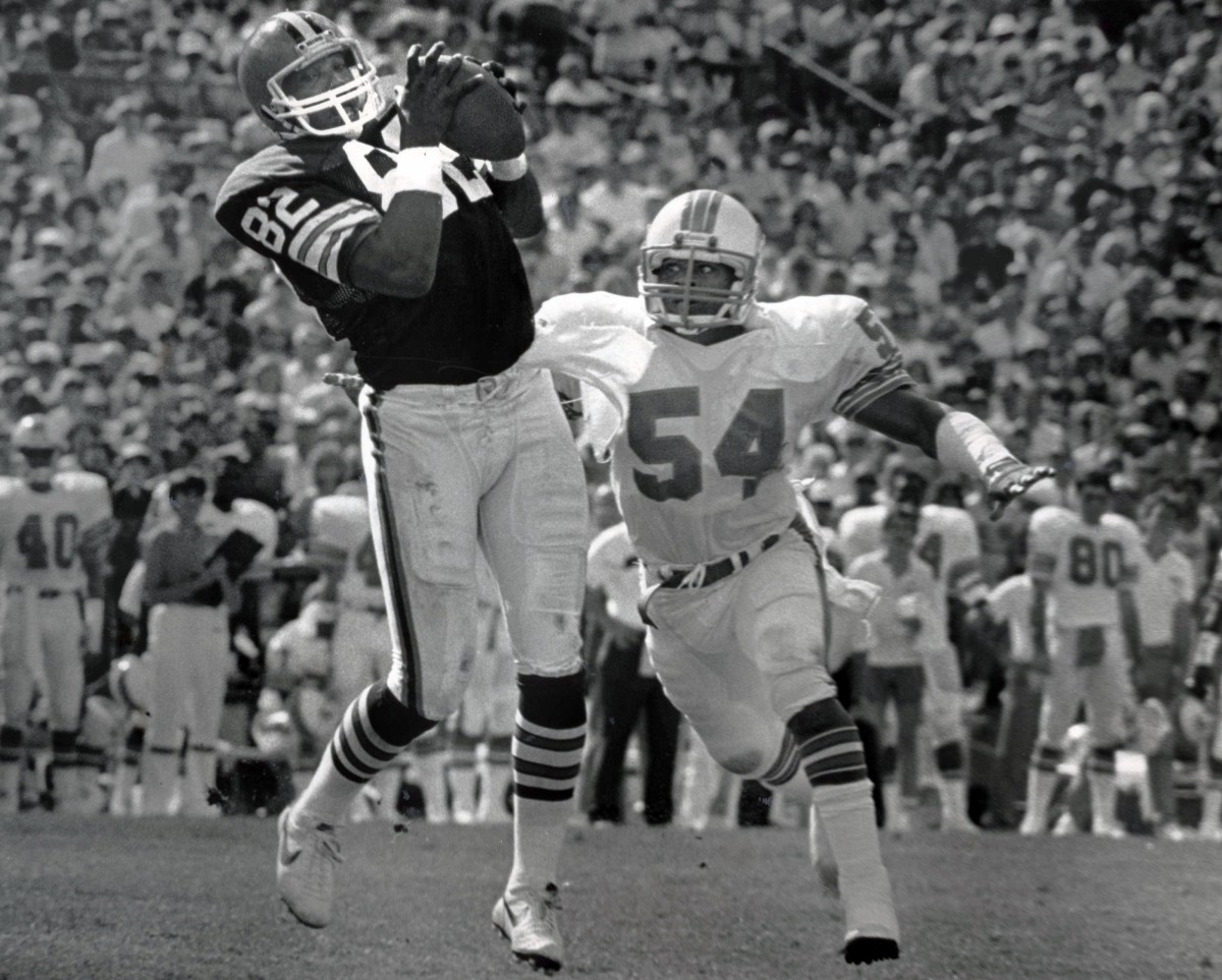 Cleveland Browns tight end Ozzie Newsome (82) catches a 16 yard touchdown pass against Miami Dolphins linebacker Alex Moyer (54) during the 1985 AFC Divisional Playoffs at the Orange Bowl. The Dolphins defeated the Browns 24-21.