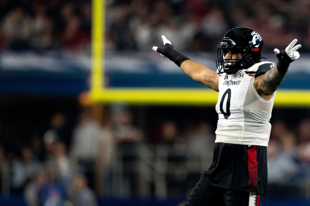Cincinnati Bearcats linebacker Darrian Beavers (0) signals incomplete after a second down pass play in the first quarter the NCAA Playoff Semifinal at the Goodyear Cotton Bowl Classic on Friday, Dec. 31, 2021, at AT&T Stadium in Arlington, Texas. Cotton Bowl Cincinnati Bearcats Alabama Crimson Tide Ac 393