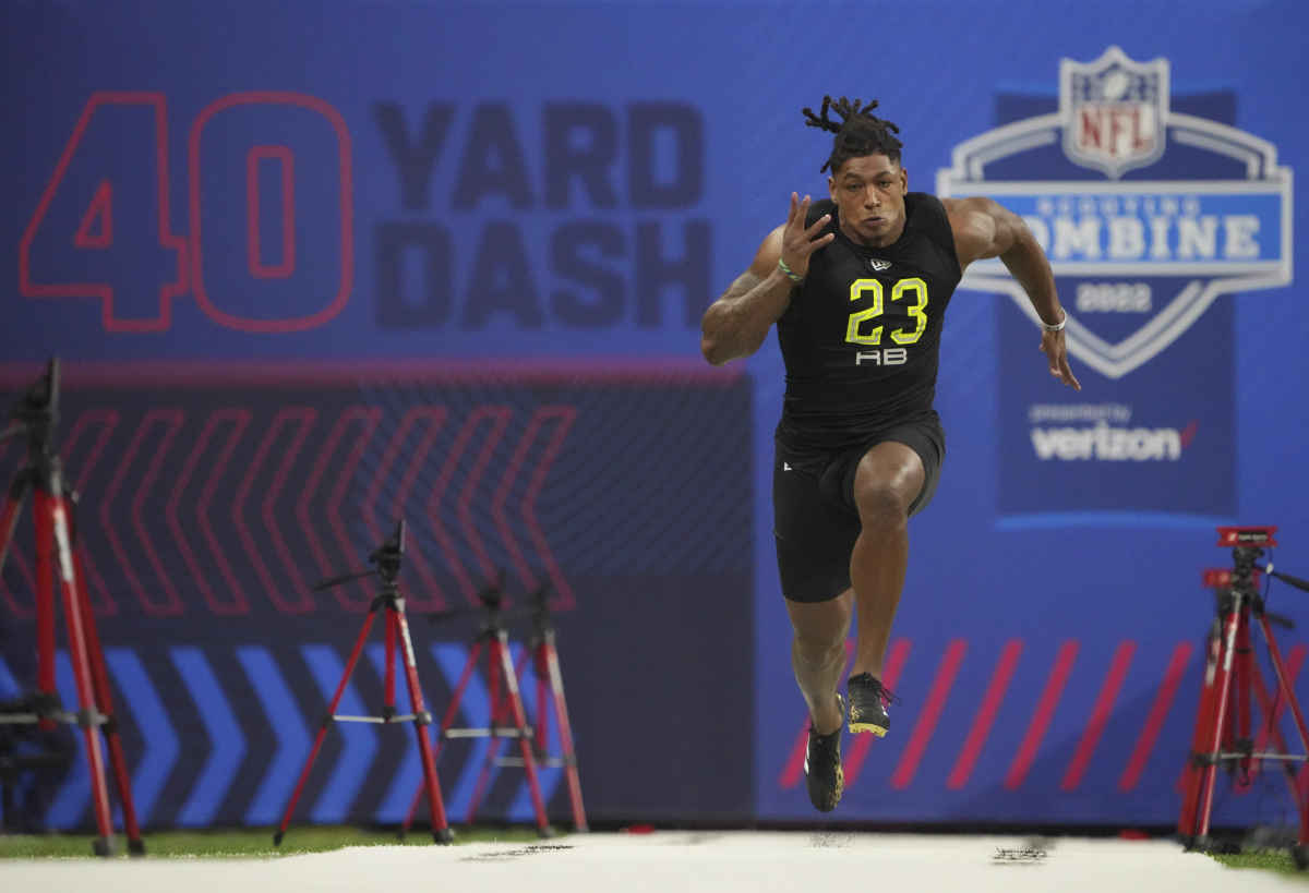 Mar 4, 2022; Indianapolis, IN, USA; Rutgers running back Isiah Pacheco (RB23) runs the 40-yard dash during the 2022 NFL Scouting Combine at Lucas Oil Stadium. Mandatory Credit: Kirby Lee-USA TODAY Sports