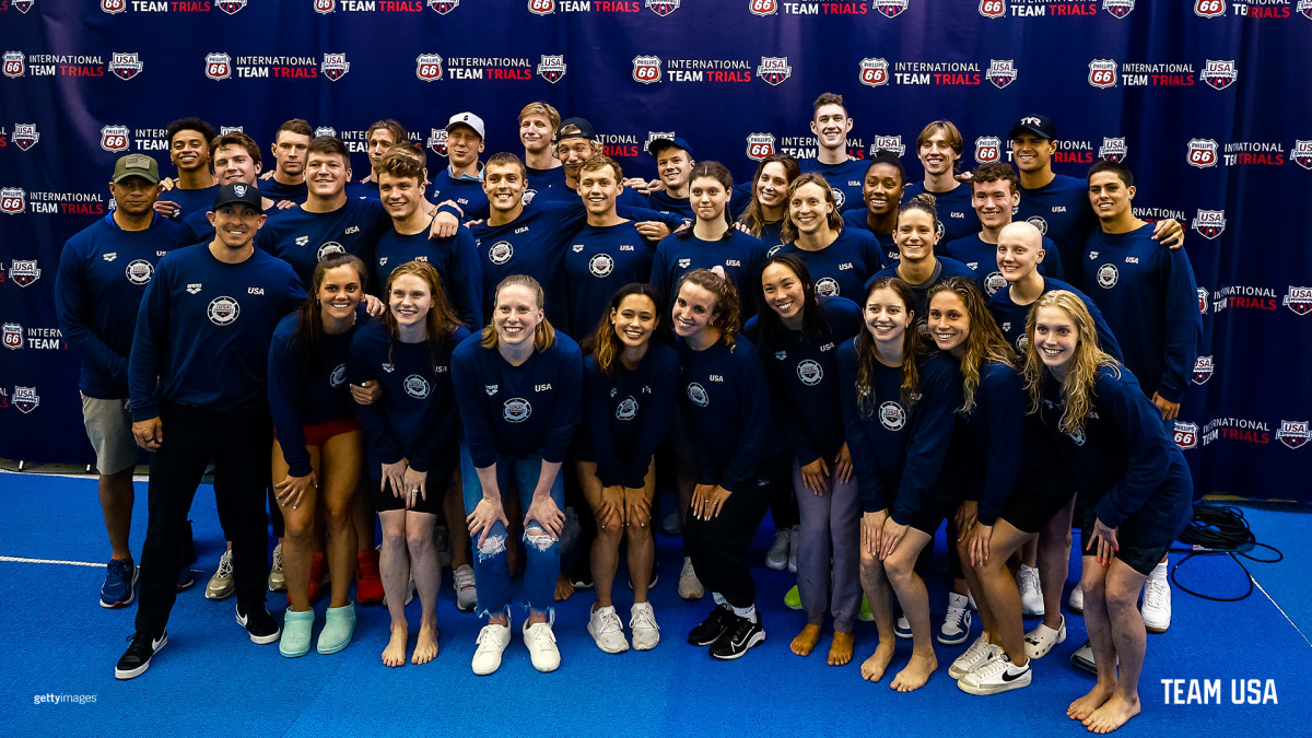 Group photo of the 2022 FINA World Swimming Roster for USA Swimming