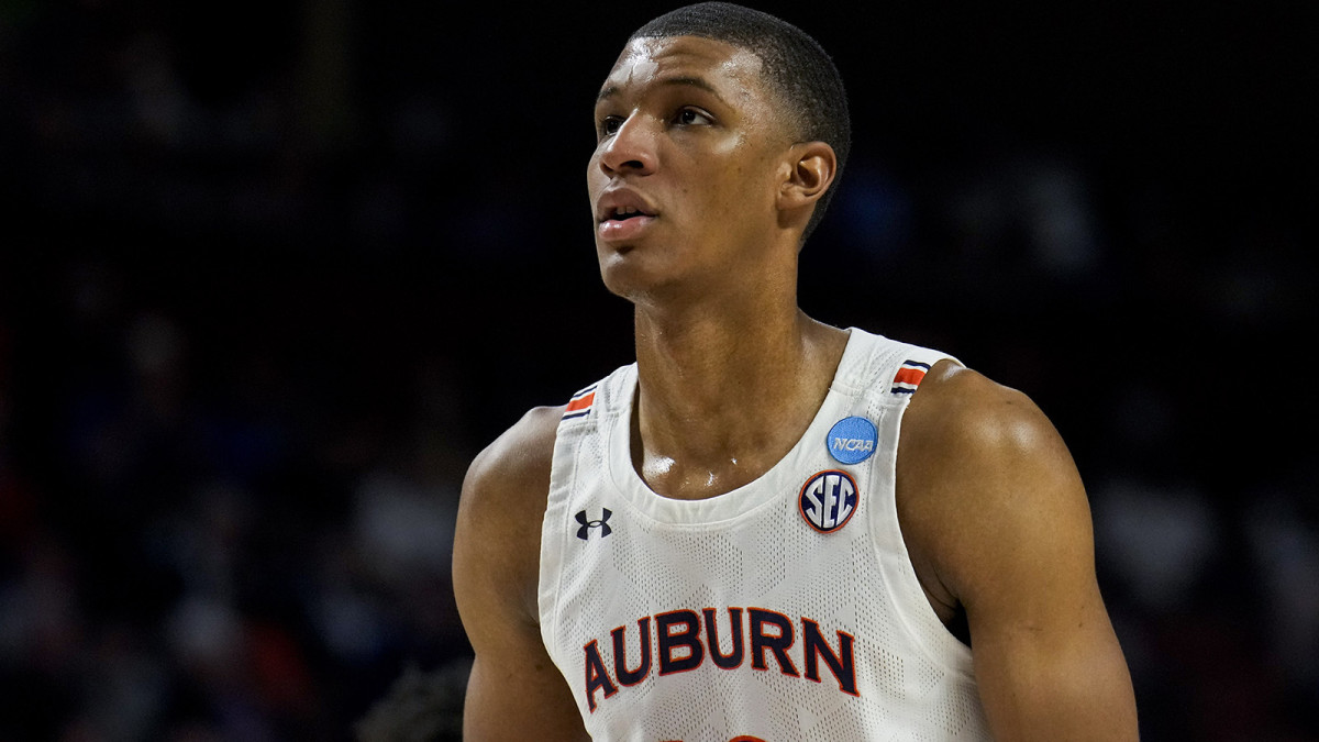 Auburn Tigers forward Jabari Smith (10) attempts a free throw against the Miami (Fl) Hurricanes in the first half during the second round of the 2022 NCAA Tournament.