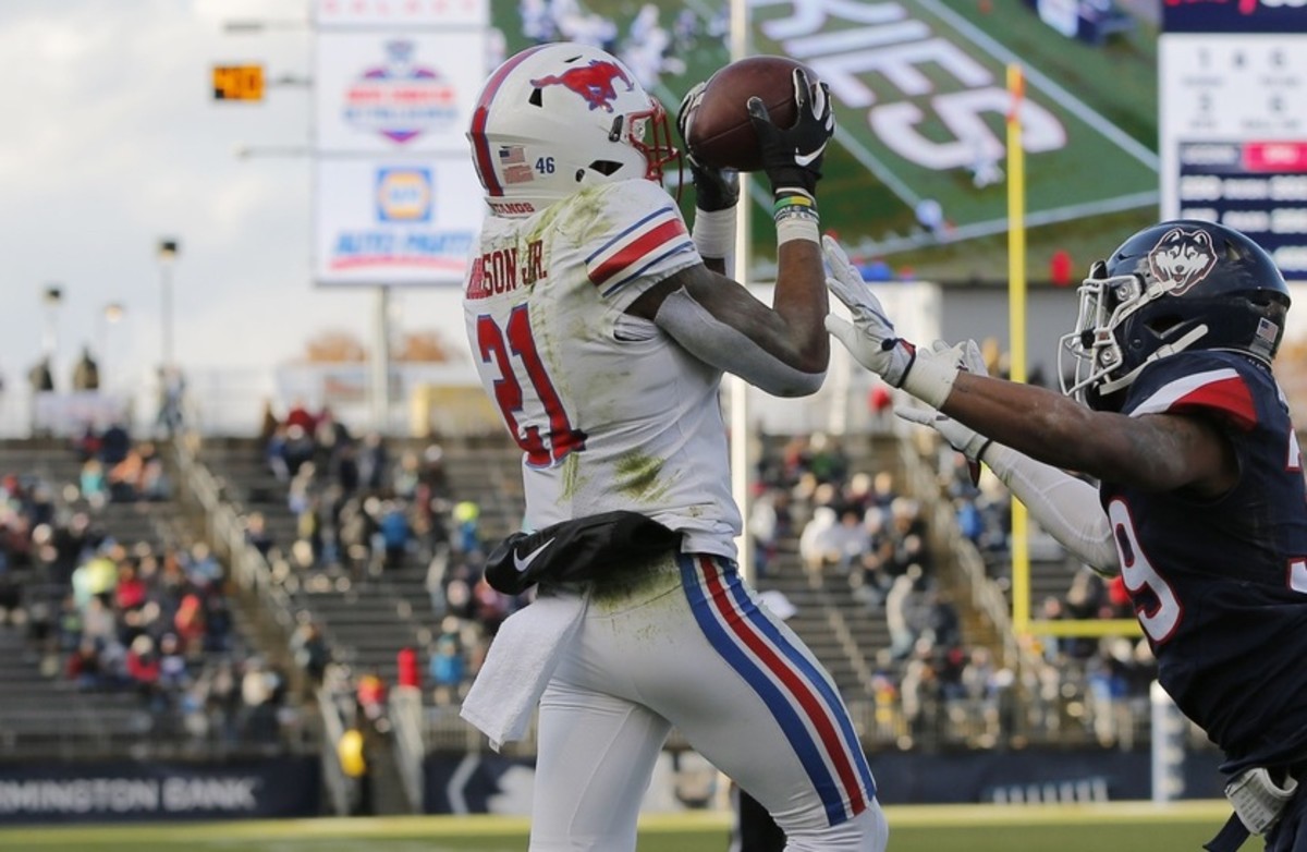 Southern Methodist Mustangs wide receiver Reggie Roberson Jr. (21) makes the touchdown catch against Connecticut Huskies defensive back Ryan Carroll (39) in the second half at Pratt & Whitney Stadium at Rentschler Field.