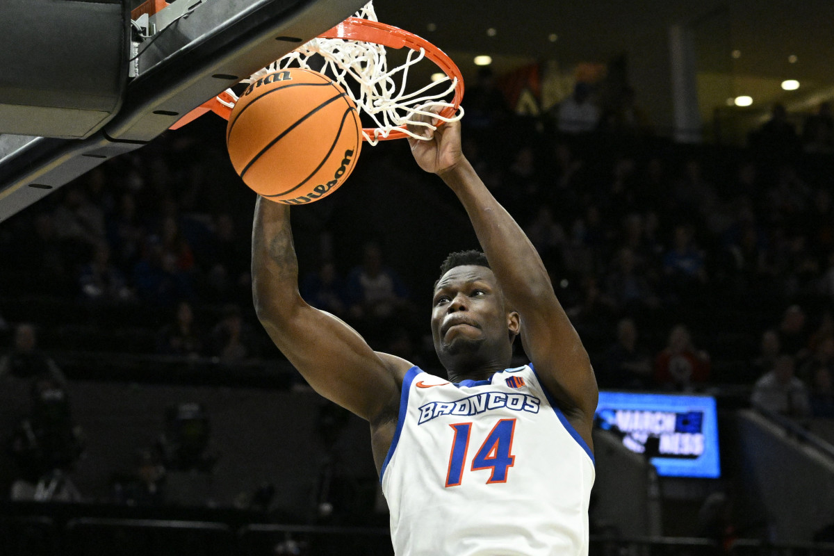Boise State Broncos guard Emmanuel Akot (14) dunks against the Memphis Tigers in the second half during the first round of the 2022 NCAA Tournament at Moda Center.
