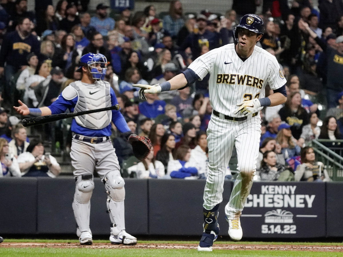 Christian Yelich of the Milwaukee Brewers starts his home run trot.