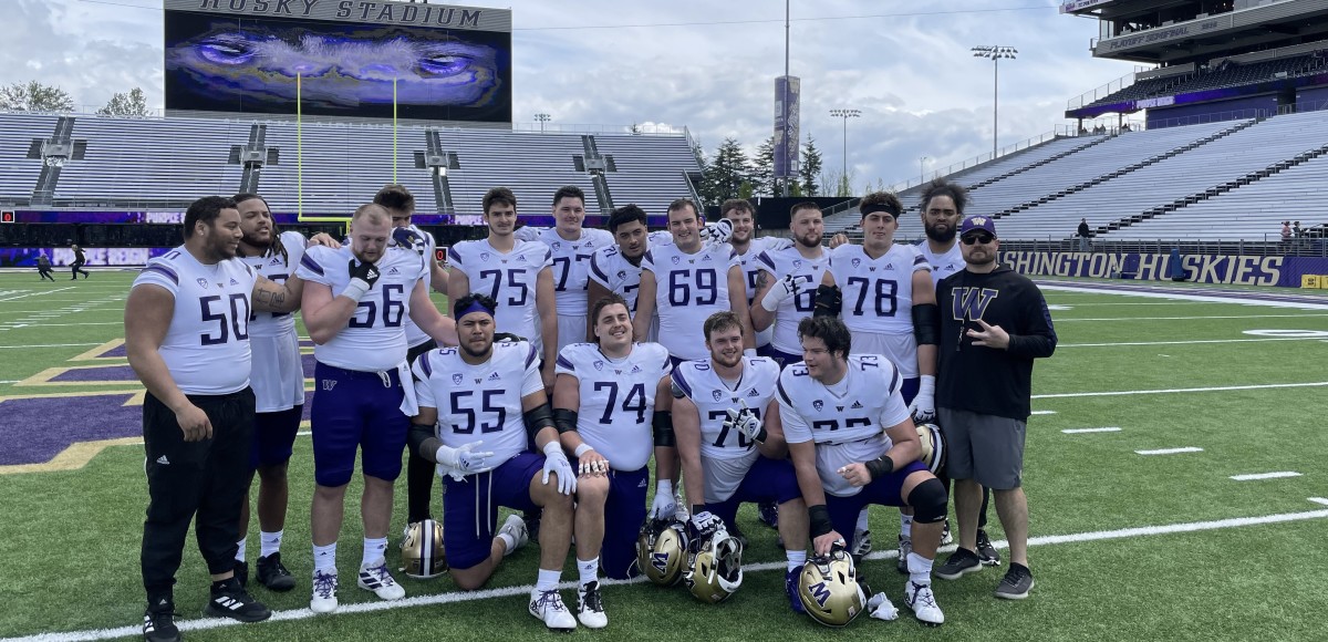 The Husky offensive lineman took a group photo at the end of spring.