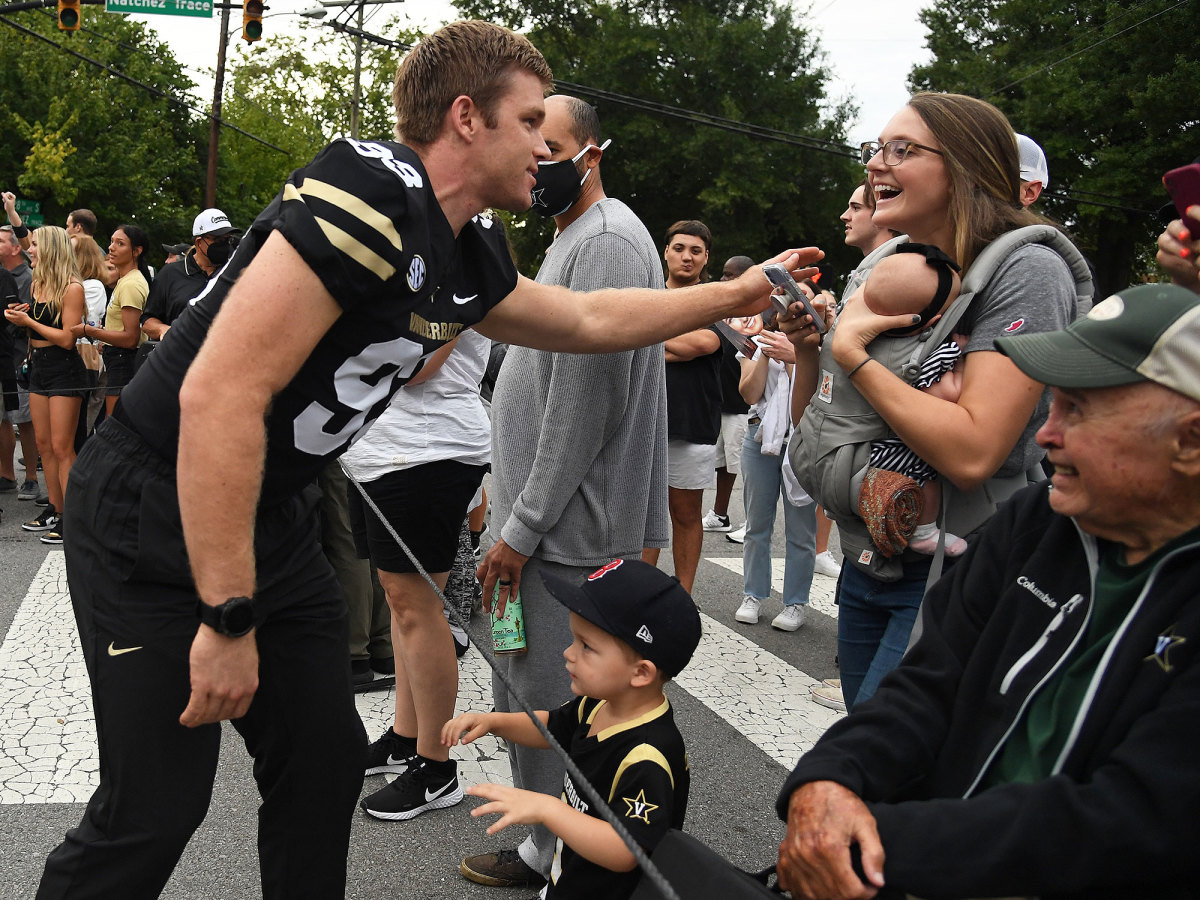 Vanderbilt TE Tommy Smith with his family