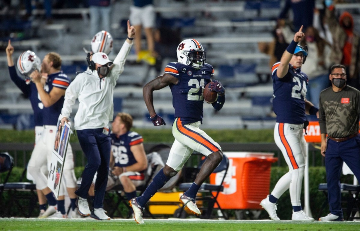 Auburn defensive back Smoke Monday (21) returns an interception for a touchdown against Tennessee. Jake Crandall via Imagn Content Services, LLC
