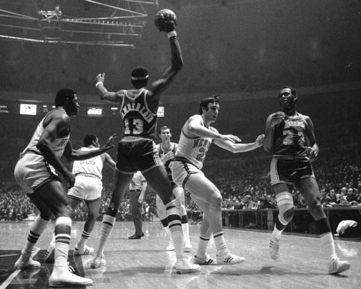 Why is there a No. 19 ribbon on Knicks jersey? New York honors recently  passed Hall of Famer Willis Reed